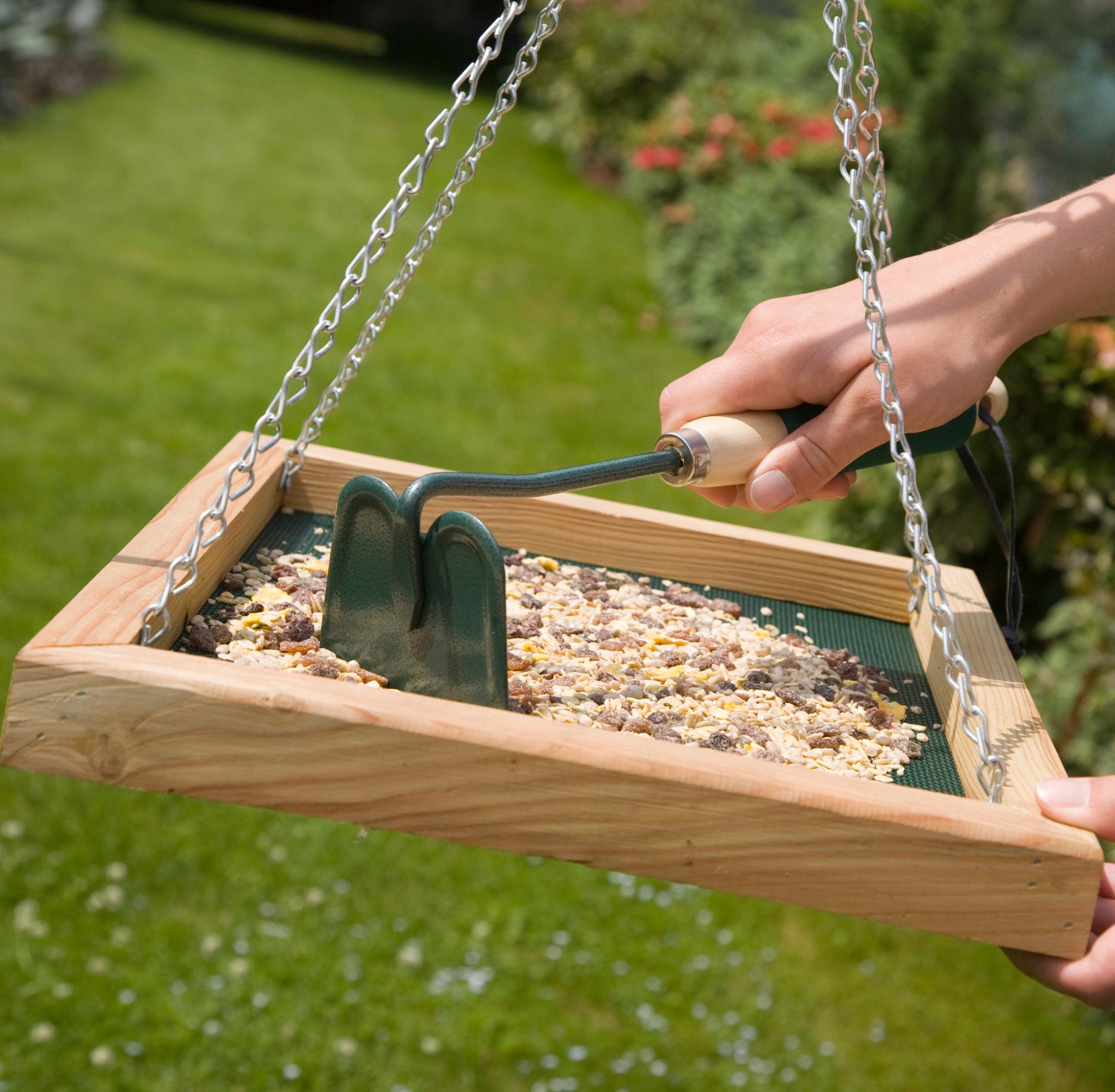 Une table d'alimentation est vidée