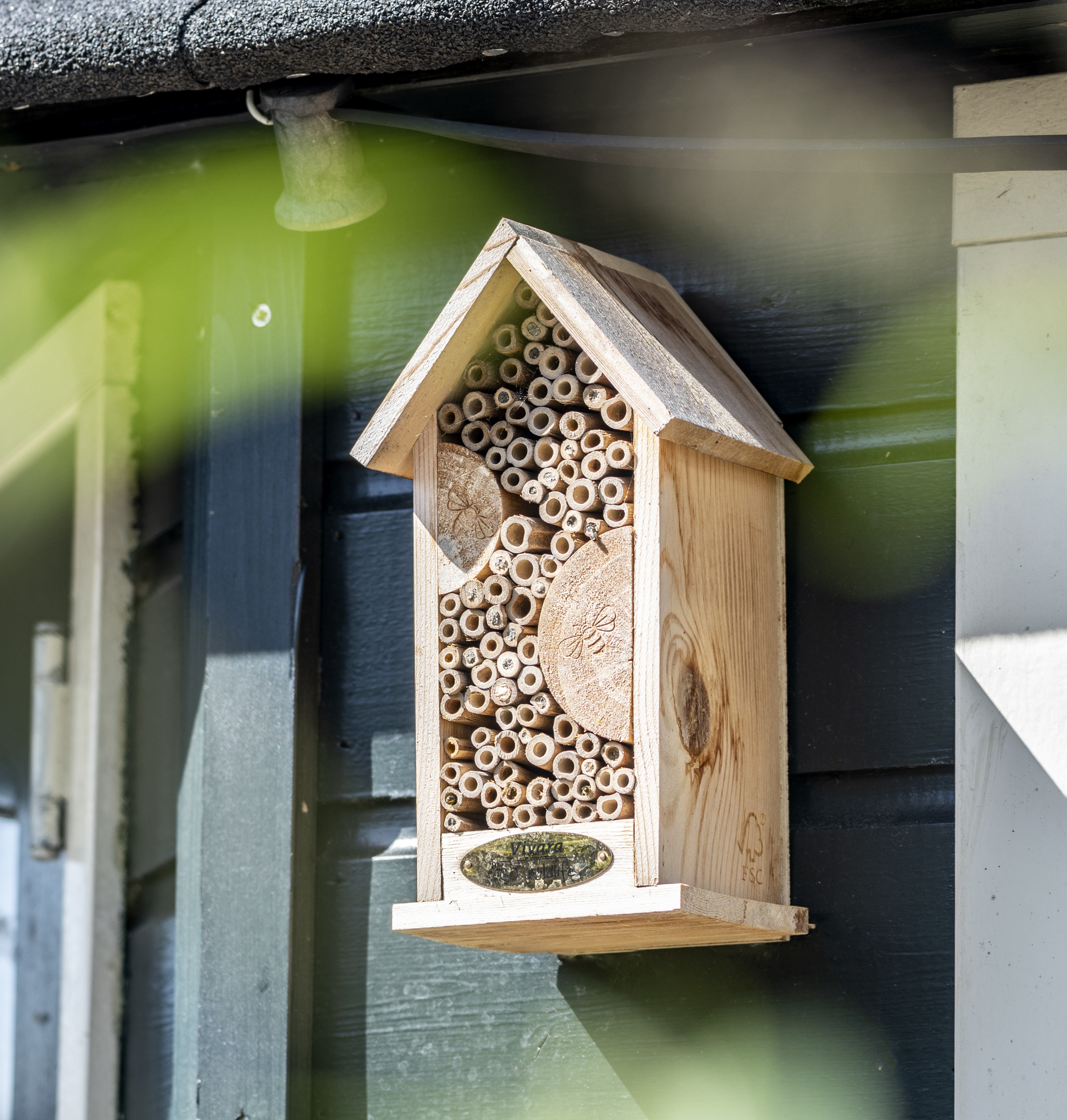 Photo d'un hôtel à abeilles sur un mur