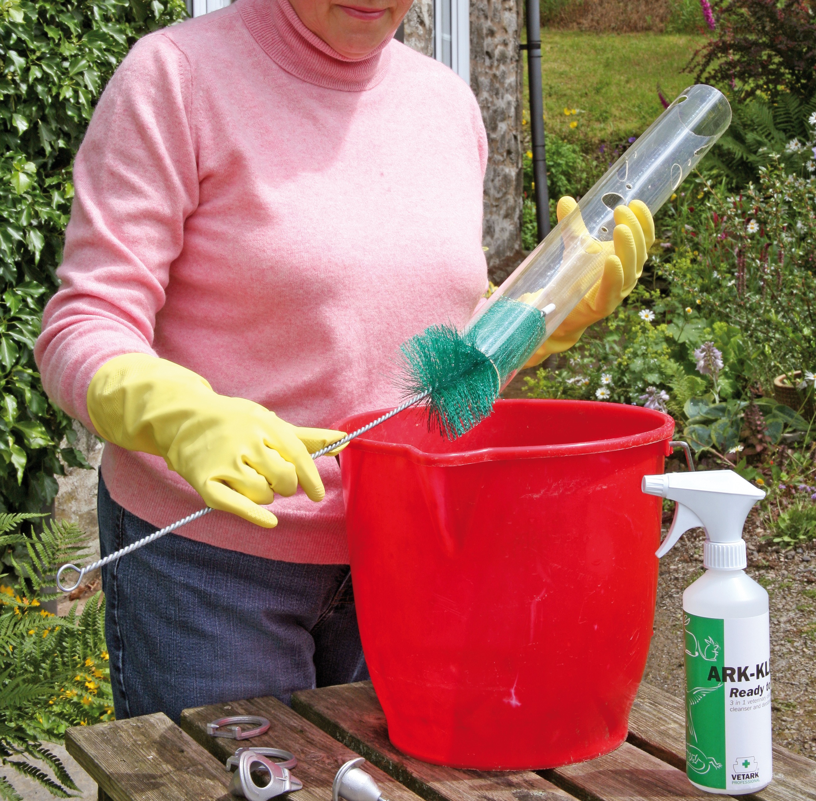 Spray de nettoyage et brosse pour nettoyer les nichoirs et les mangeoires