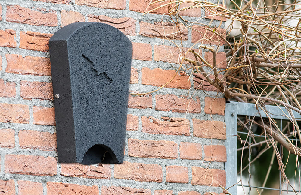 Une bo&icirc;te &agrave; chauves-souris fabriqu&eacute;e en bois-pierre.