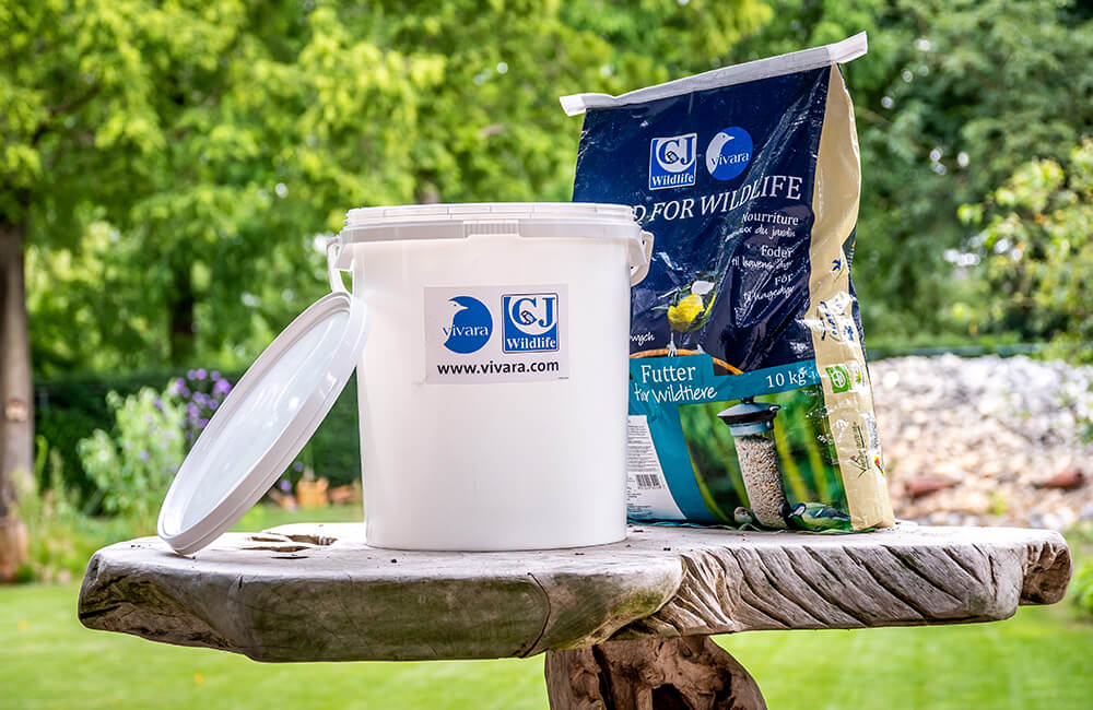 Seau de stockage &agrave; c&ocirc;t&eacute; d'un grand sac de graines.